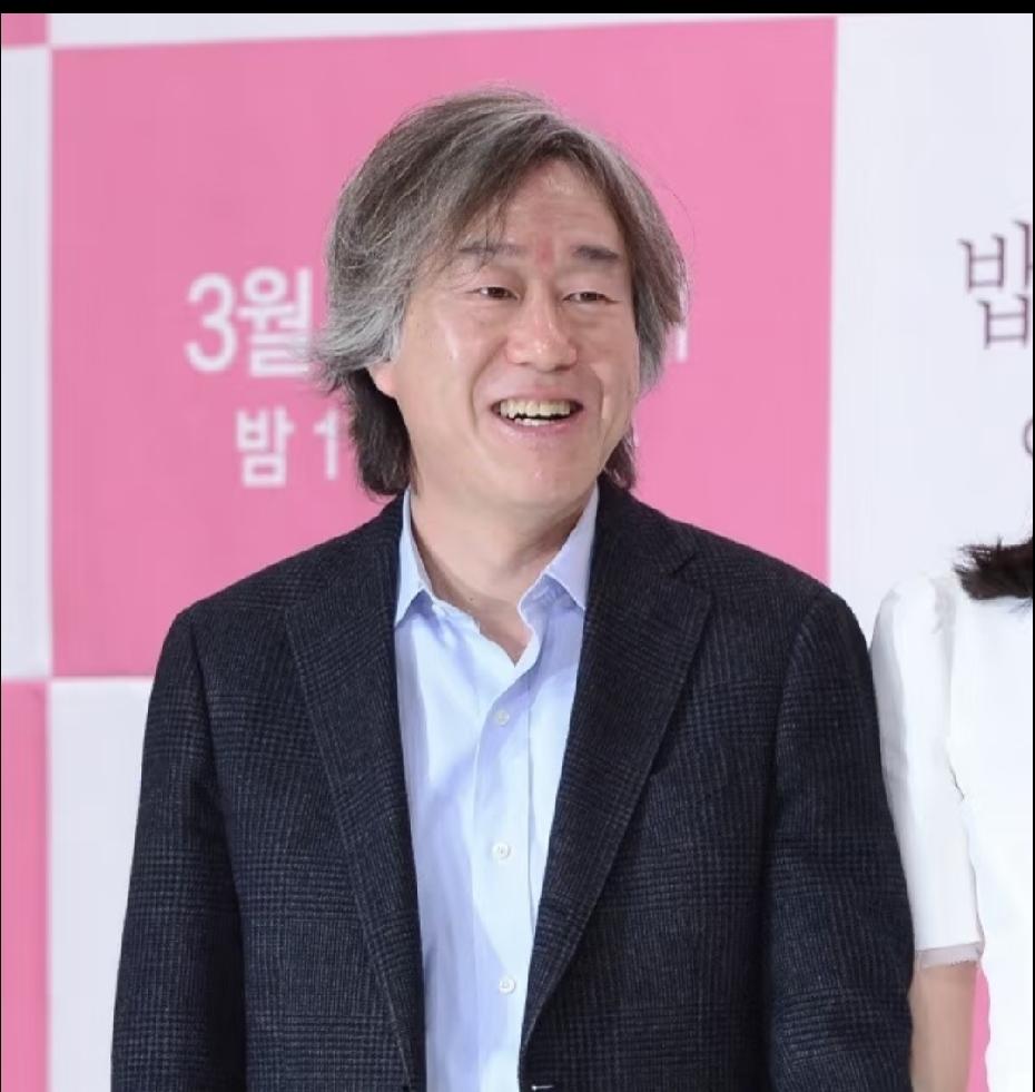导演安畔锡去世了
他不是死于意外，
也不是死于高龄，而是死于突发腦溢桖。

刚刚