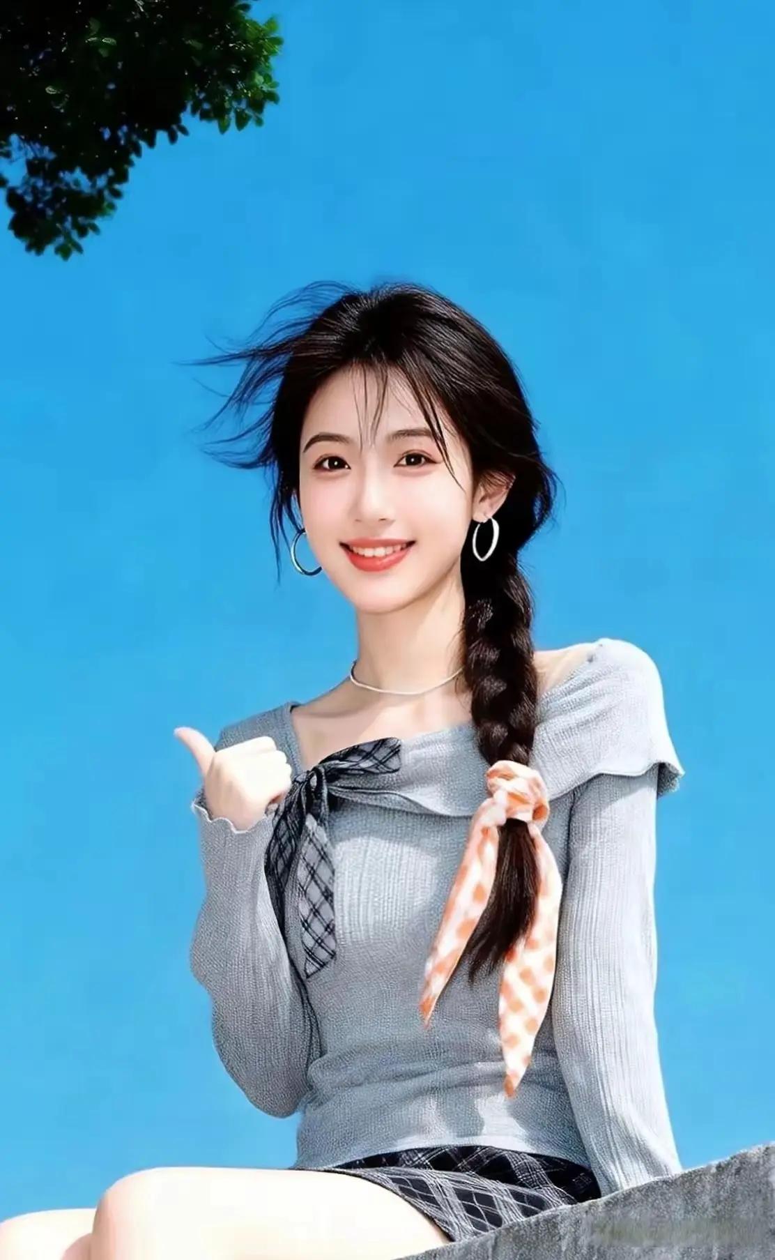 笑语盈盈处，相逢意气生。