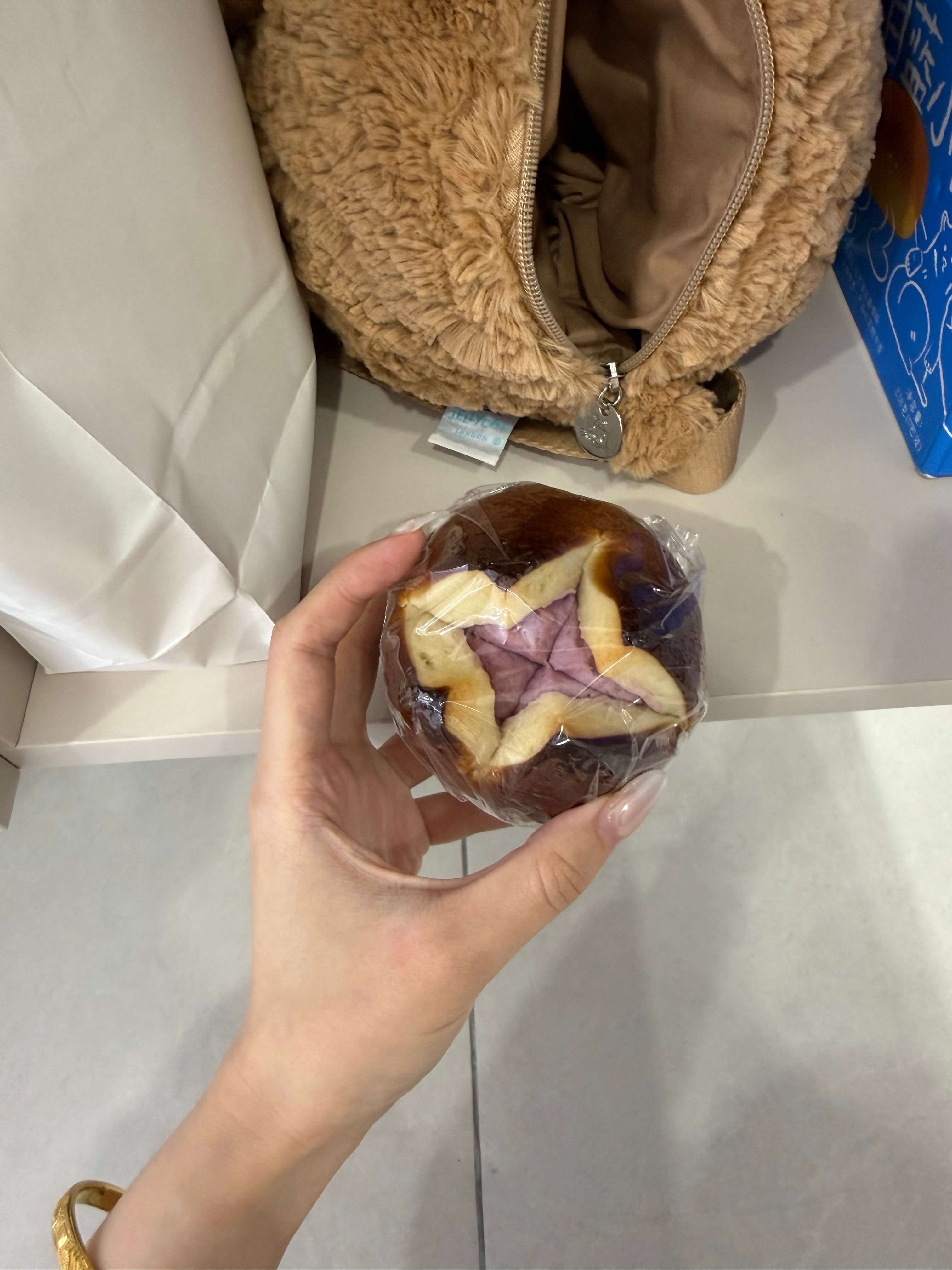 很喜欢有人给我带面包送到我手里
