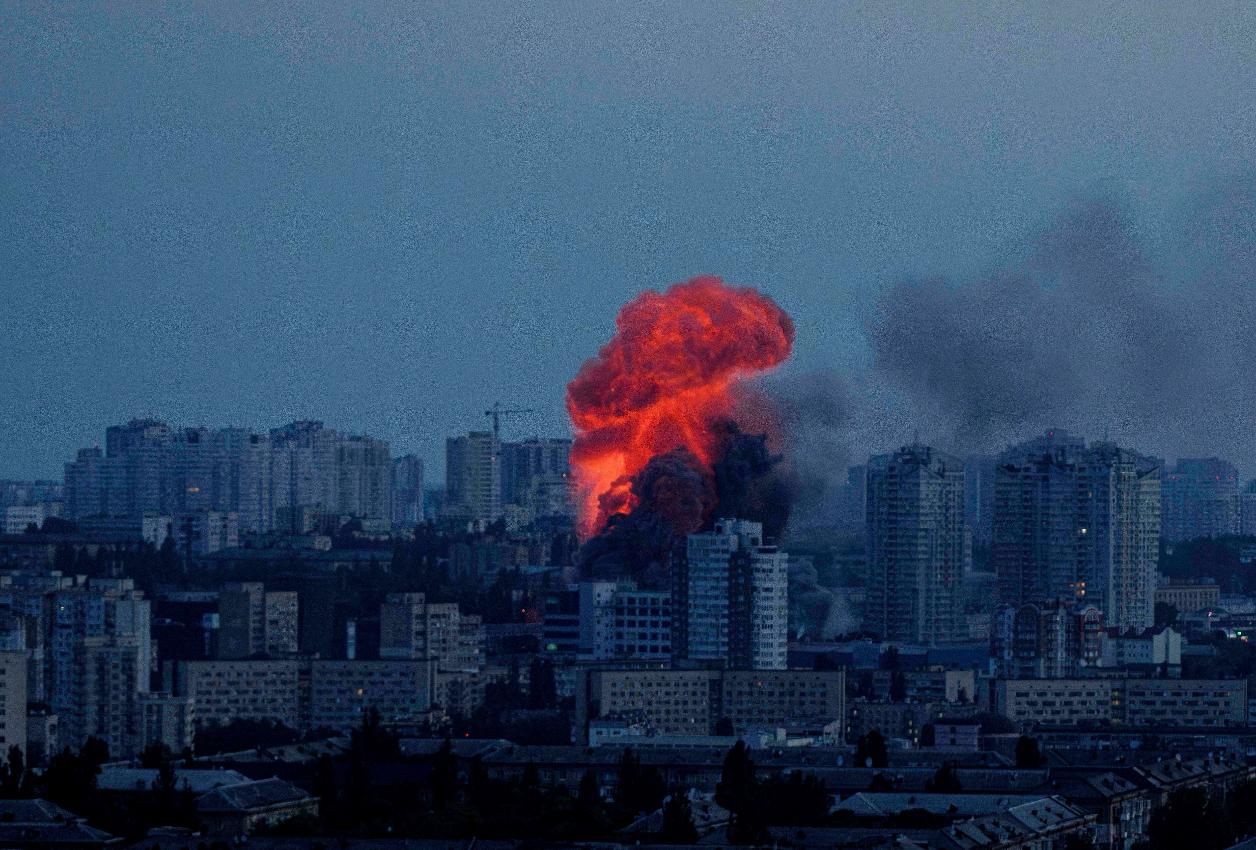 凌晨时分，俄军导弹从天而降，基辅多地遇袭，泽连斯基求助无门
 
这段时间，乌克兰