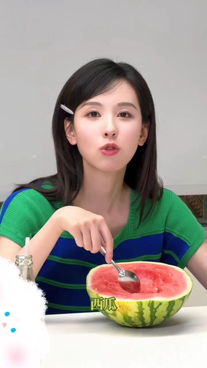 请查收我的夏日必吃榜☝️我只能说此女比西瓜还甜吧陈都灵夏日必吃榜No.1陈都灵吃