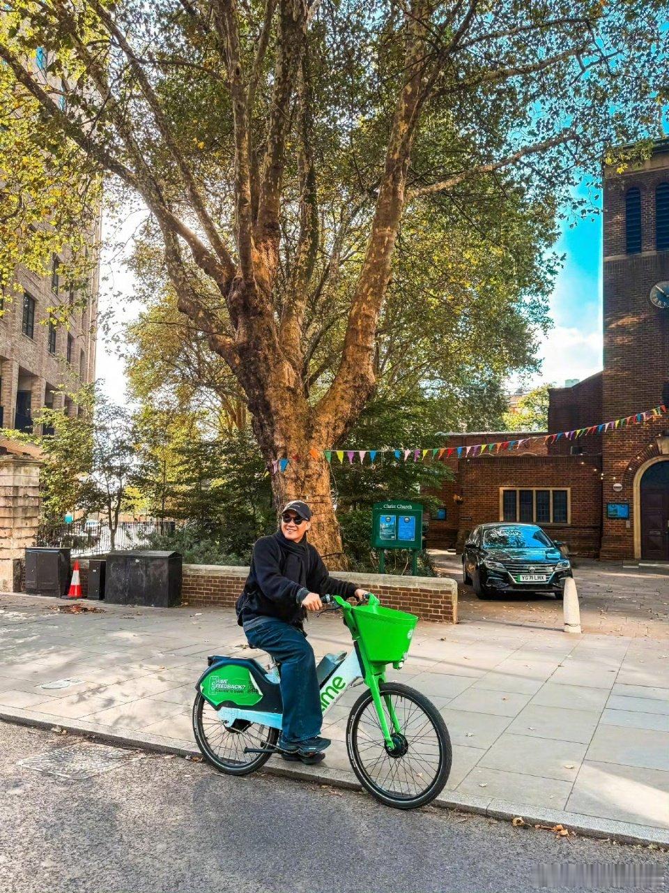 陈奕迅路过的狗都能得满分咱就是说，这关于陈奕迅的题也太小儿科了，我咔咔几下就答完