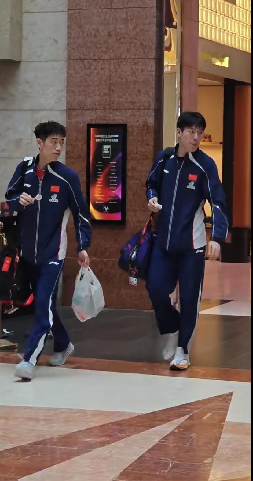 谁懂啊！国乒小将下训就炫雪糕🍦
 
刚刷到WTT新加坡大满贯的路透，温瑞博和陈