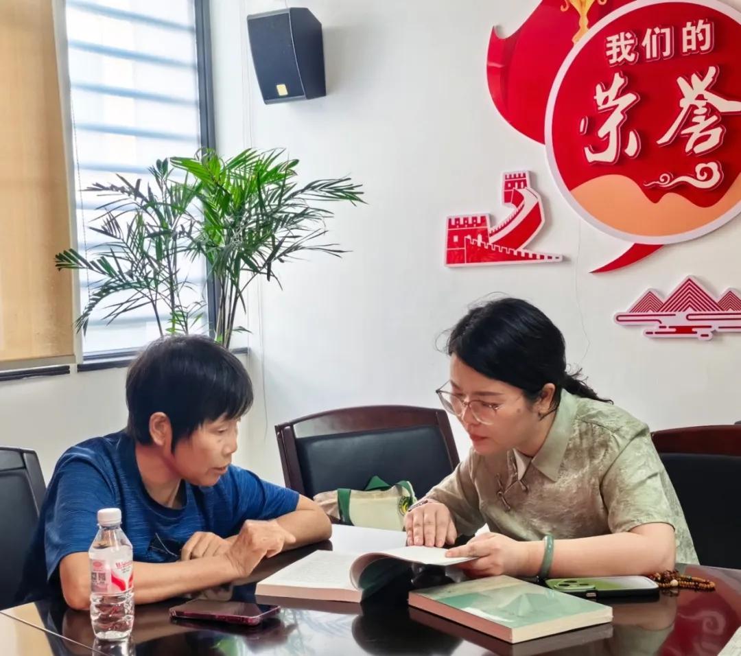 宝应一老师捐赠
8月25日上午，宝应县政协特邀文史委员朱步红老师，将耗时五年点校