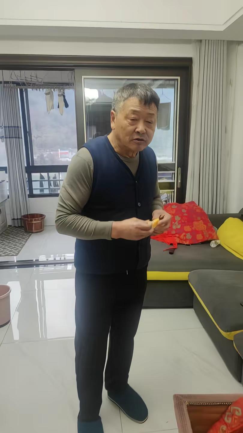 我家的小老头回来了，今年头发都白了，不过还是挺帅的🤭🤭🤭