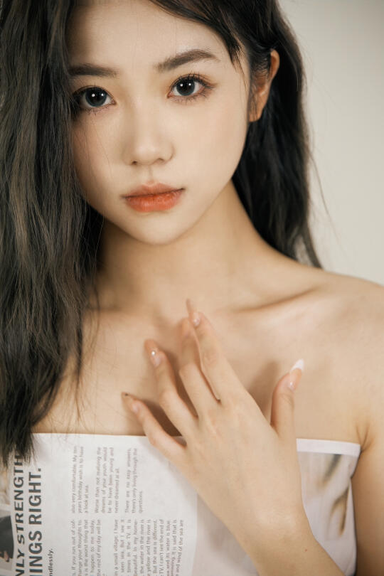 一张报纸拍出来的松弛感