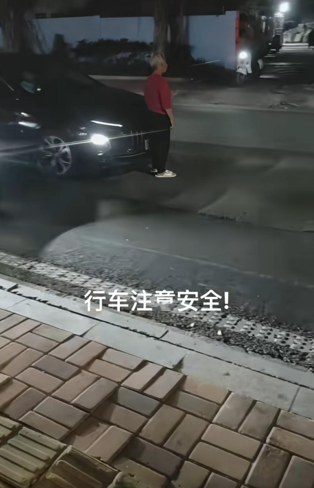 碰到这样的人，你说怎么办？就这样明目张胆的寻找目标！刚开始立在一辆公交车前，吓的