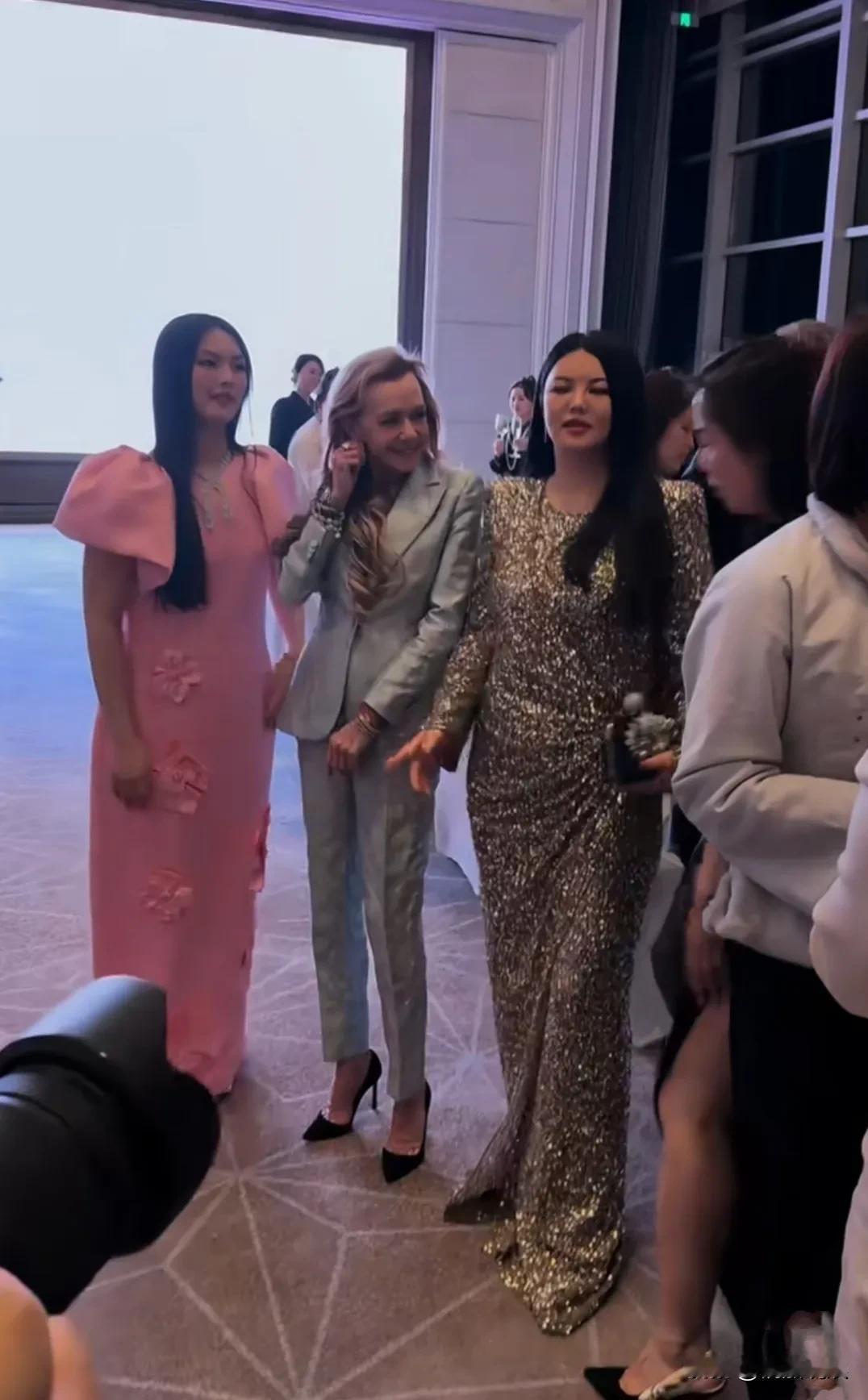 李湘真没有网友说的那么胖啊，她只不过是脸比较胖而已。
看她带着女儿在哈尔滨参加活