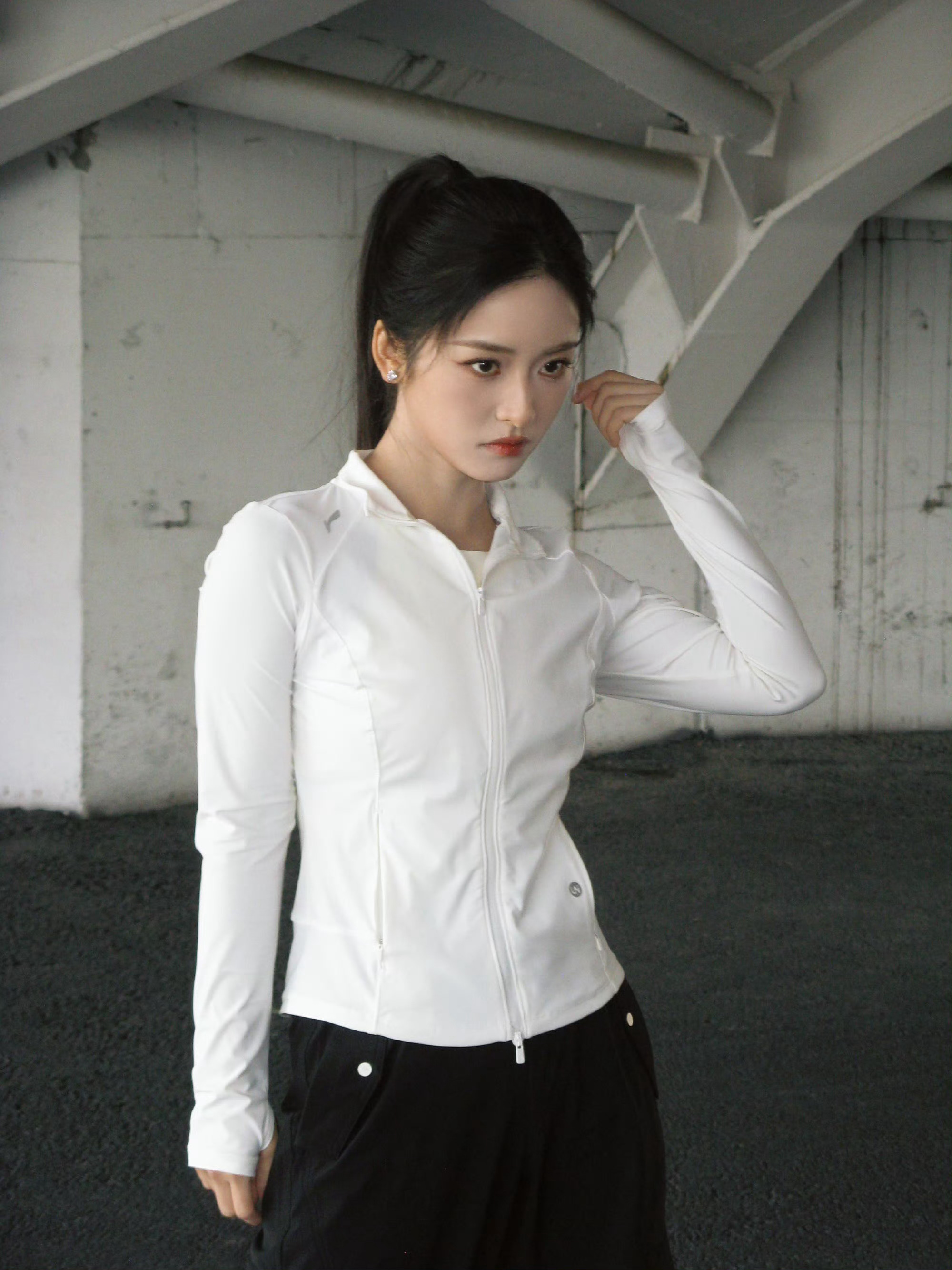 沈月从小就是一个不希望被看见的人看亲爱的客栈对沈月说的话狠狠共情了，看似开朗，实