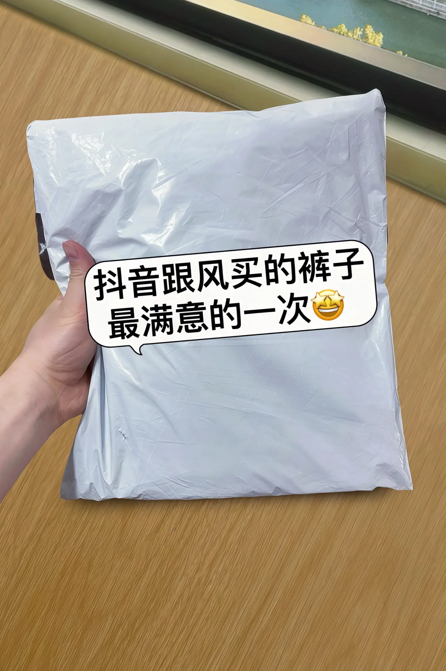夏天就该穿得清爽又自在！这款高腰亚麻短裤太适合怕热的你了。天然亚麻面料...