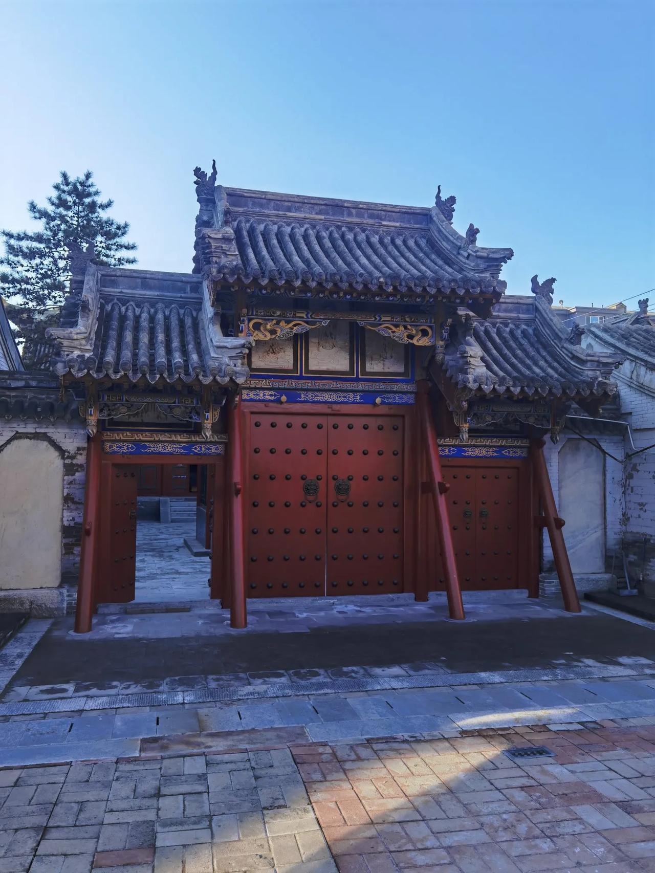 今天发送三张呼和浩特市观音庙、乃莫气召照片，图一：老观音庙山门，图二：老观音庙大