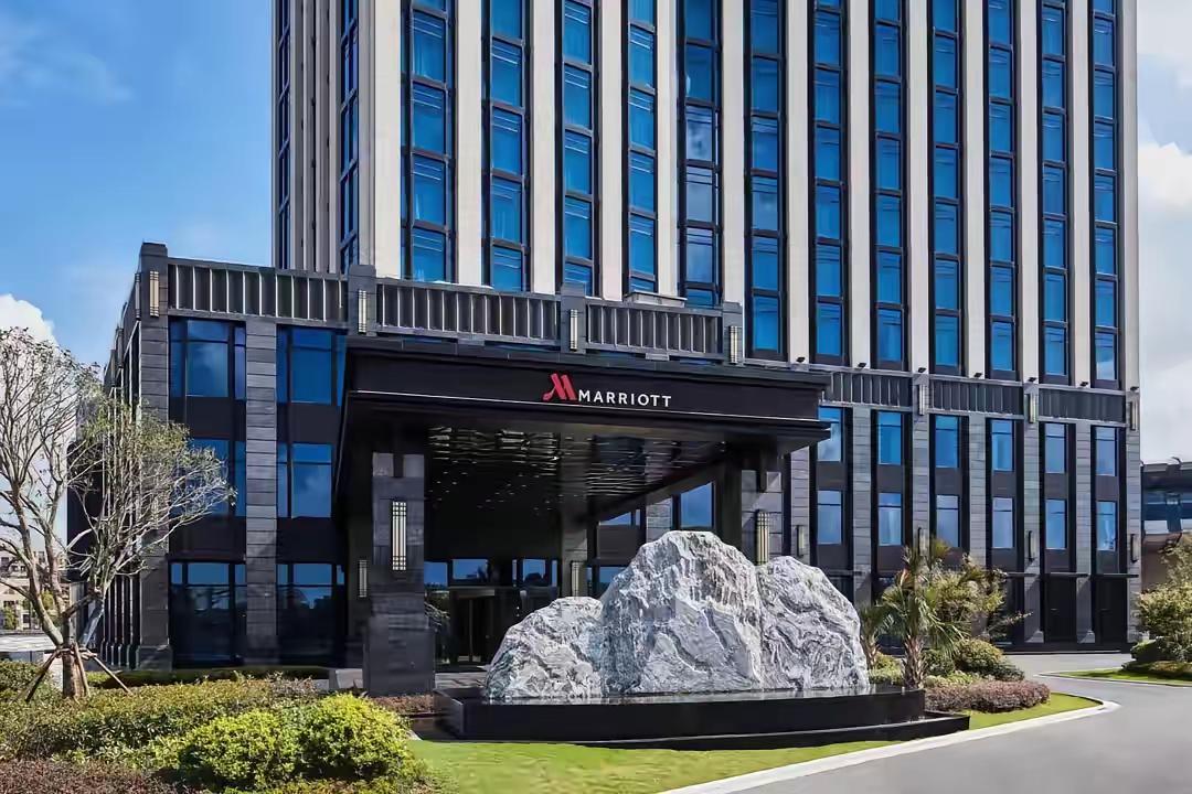 万万想不到！西贝刚为预制菜道歉整改，上海万豪酒店又敢顶风作案？

花37万多办婚