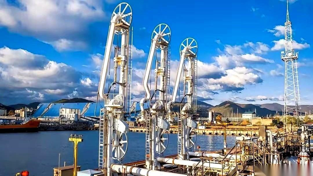 工人们不干了。
炼油厂那边，据说直接停摆了。为啥？因为天上总掉东西，炸了一次又一