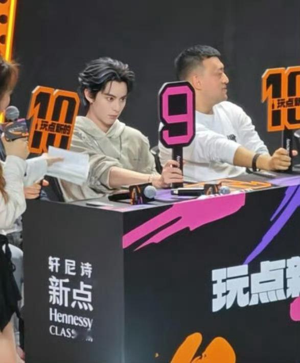 魔镜魔镜告诉我，谁是这世界上最美丽的女人 ​​​