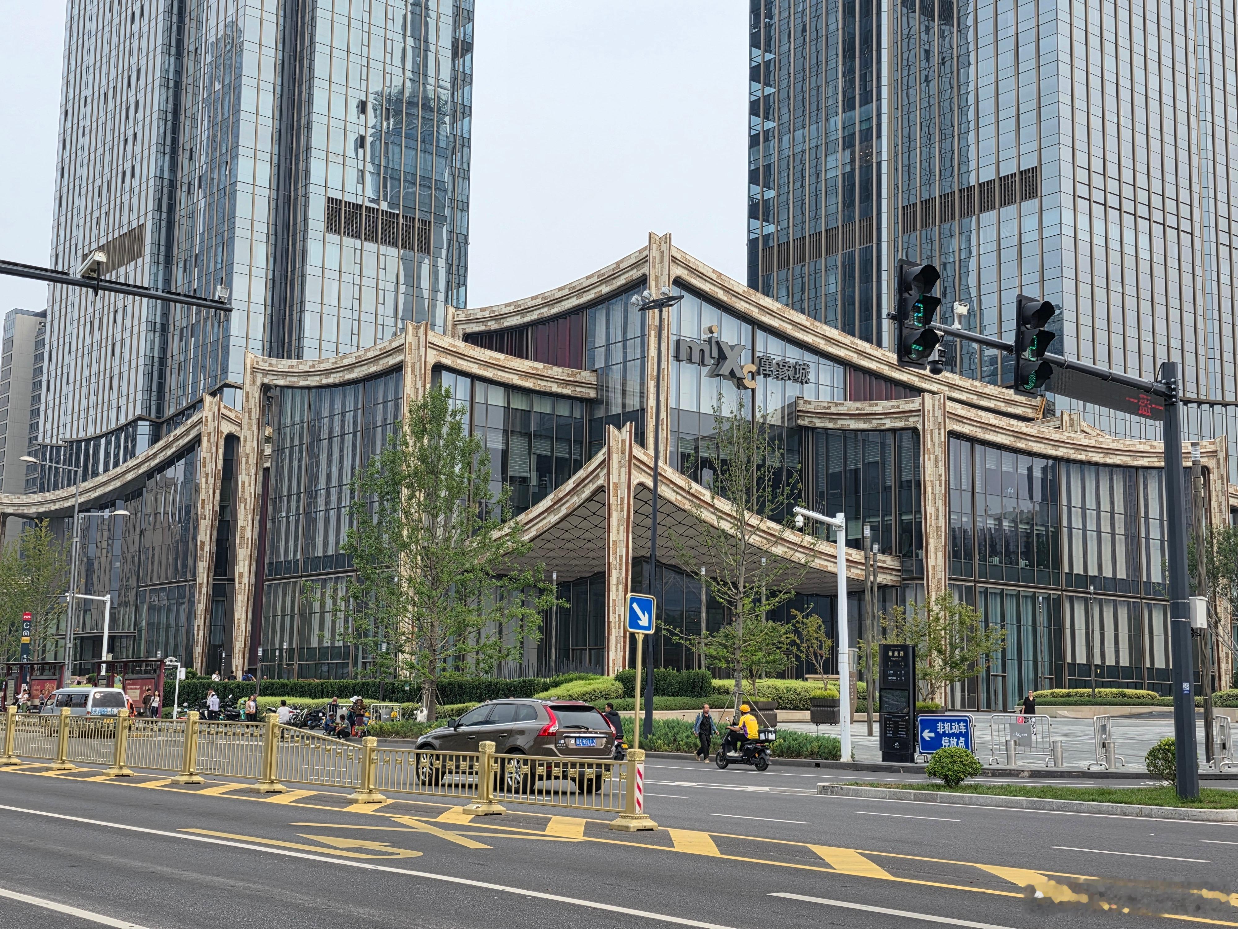 西安万象城的生命之树，称得上中国现代商业建筑里的里程碑式装置艺术。这件巨型构筑物