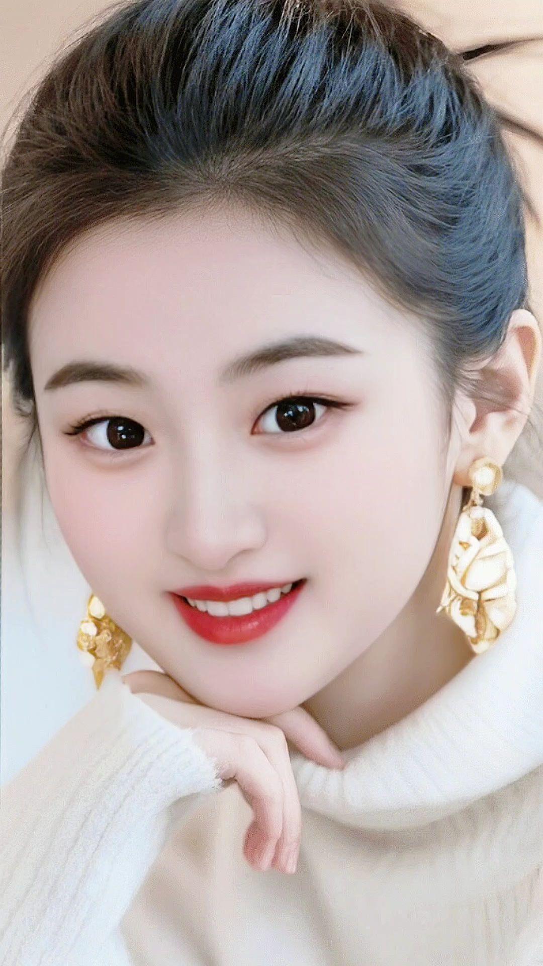 气质清纯美女 笑容最治愈的女孩 主打一个甜美风格 简约清新造型 治愈系微笑