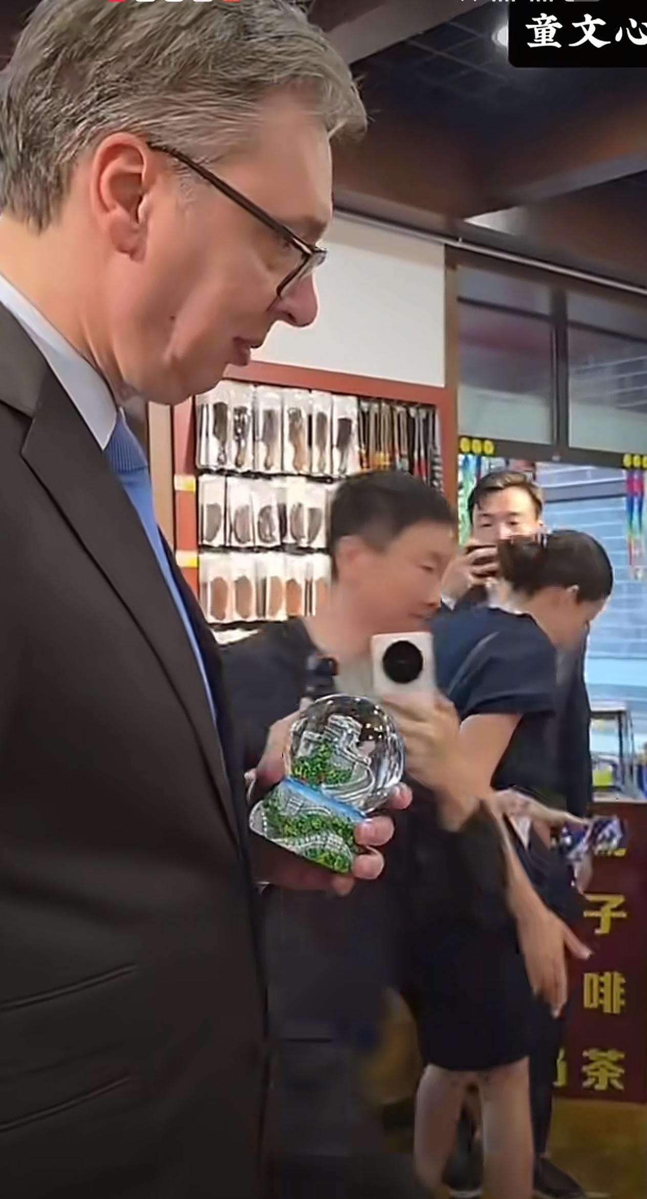 武契奇这老哥，这次来咱们这儿，主打一个“反差感”。

专机刚落地，正经事还没摆上