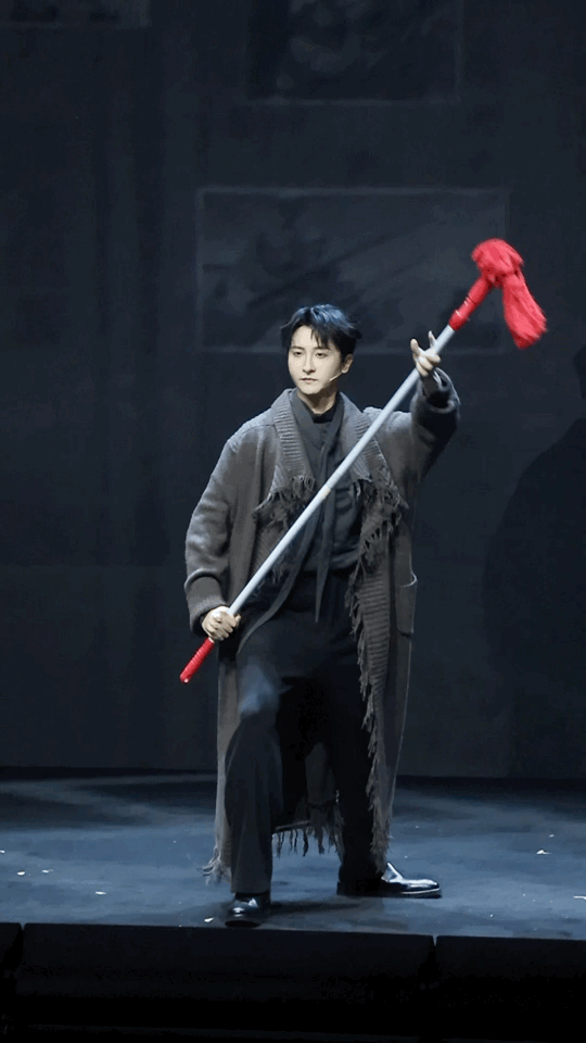 牛骏峰舞的居然是拖把 从牛骏峰舞拖把的架势里，我看到了戏曲演员“刻进DNA”的专