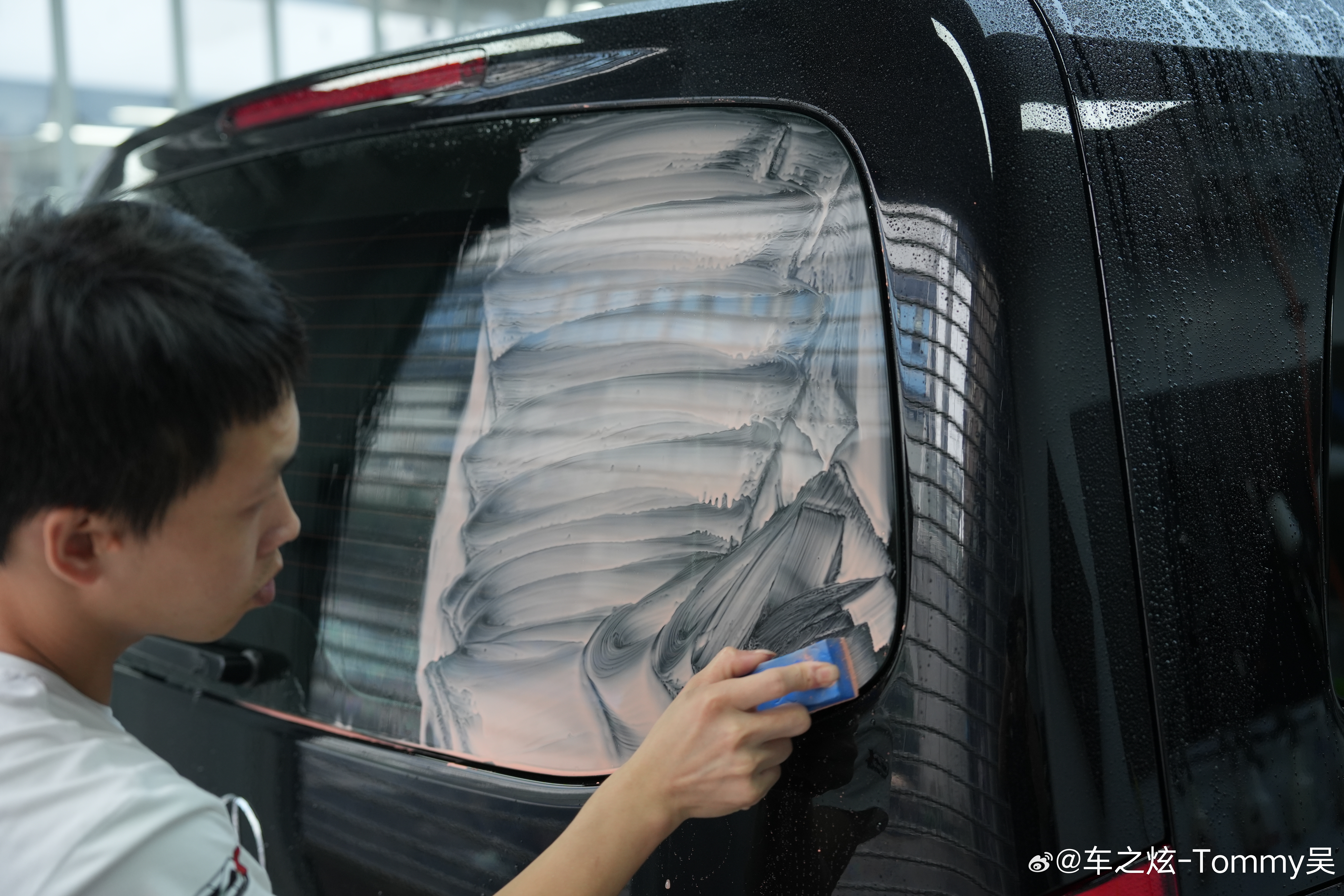 奔驰威霆美容护理 全车玻璃镀膜完工 去除油脂 提升视线清晰度 提高玻璃抗污性 特