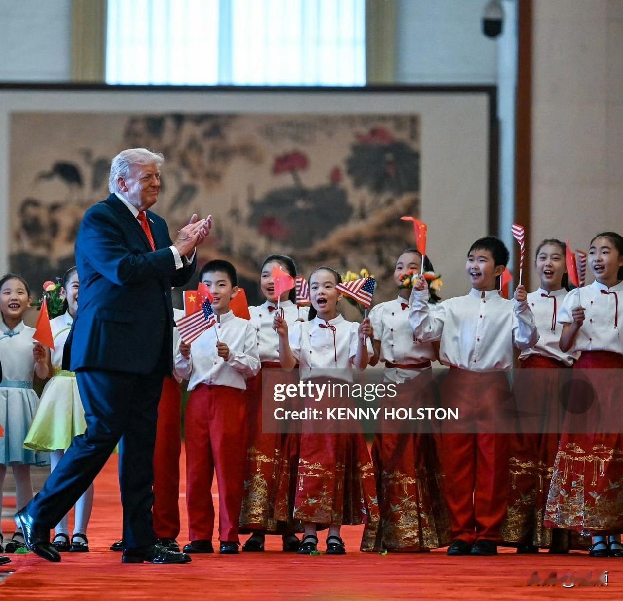 为啥美国精英一到中国，集体变正经？平时在美国、在其他国家，特朗普随性散漫、黄仁勋