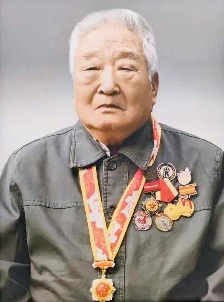 隐藏的英雄！2024年，一位在云南默默奉献多年的退休老教师离世，享年96岁。学校