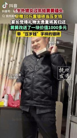 山东临沂，一女子带着女儿回家过年，吃年夜饭时，孩子的舅舅很开心喝了酒，见外甥女给