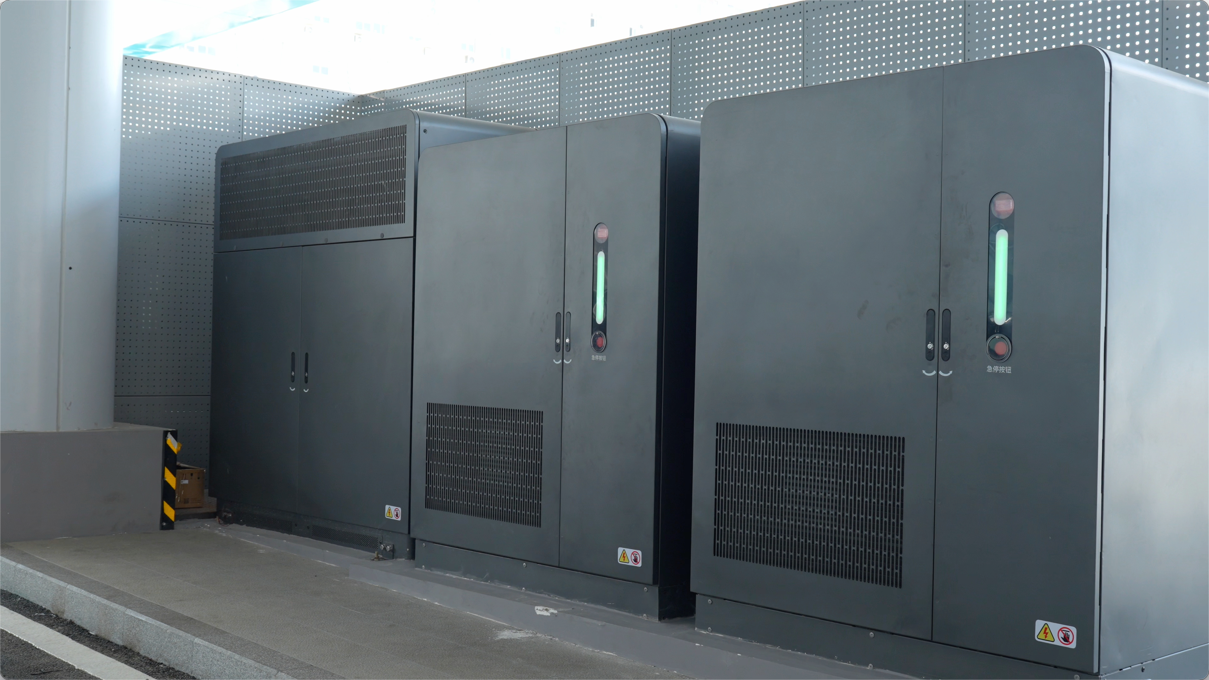 闪充会不会伤电池？闪充桩会不会给电网添乱？先说电池。比亚迪做了两件事：一是给打造