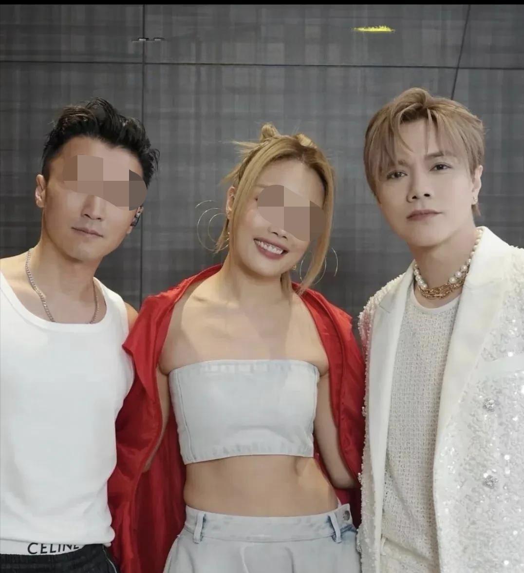 霍汶希为什么坚持要把张敬轩推出来呢？为什么呢？
霍汶希想的很理所当然，觉得现在的