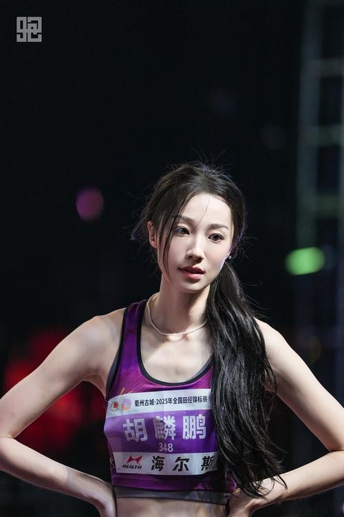 4月23日荣耀新品发布会现场，演员张予曦与人形机器人“闪电”展开趣味百米赛跑。起