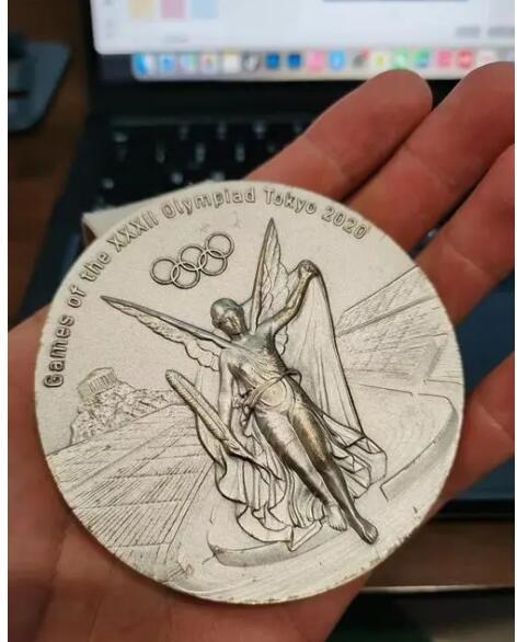 运动员吐槽东京奥运奖牌 2 年成废铁，这是怎么回事？这位运动员所指的是2020年