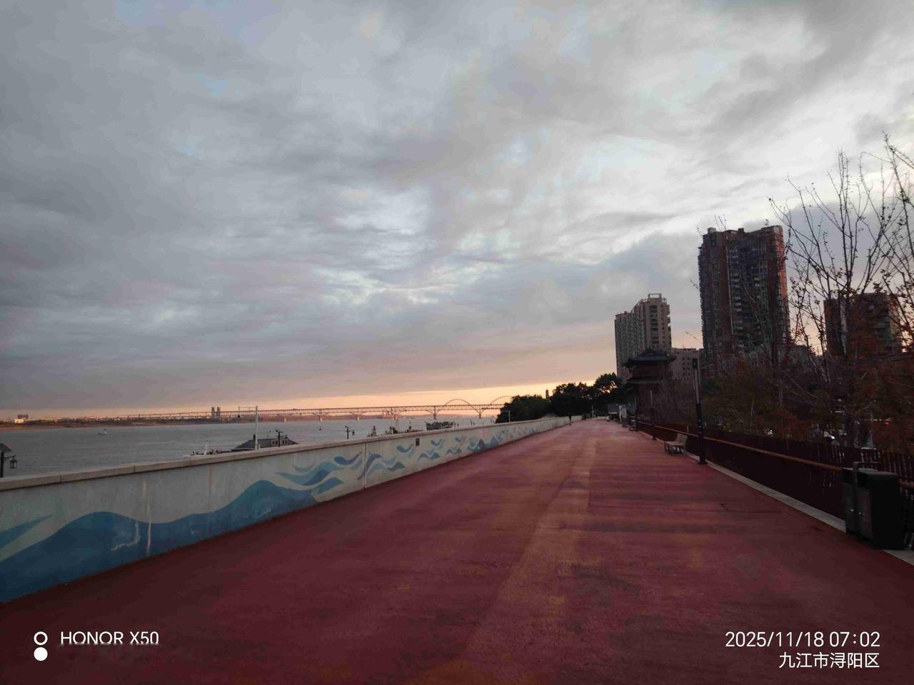 我的今日状态：🏝️旅行度假
我这里的天气：🌤️多云11月18日长江岸边晨练赏