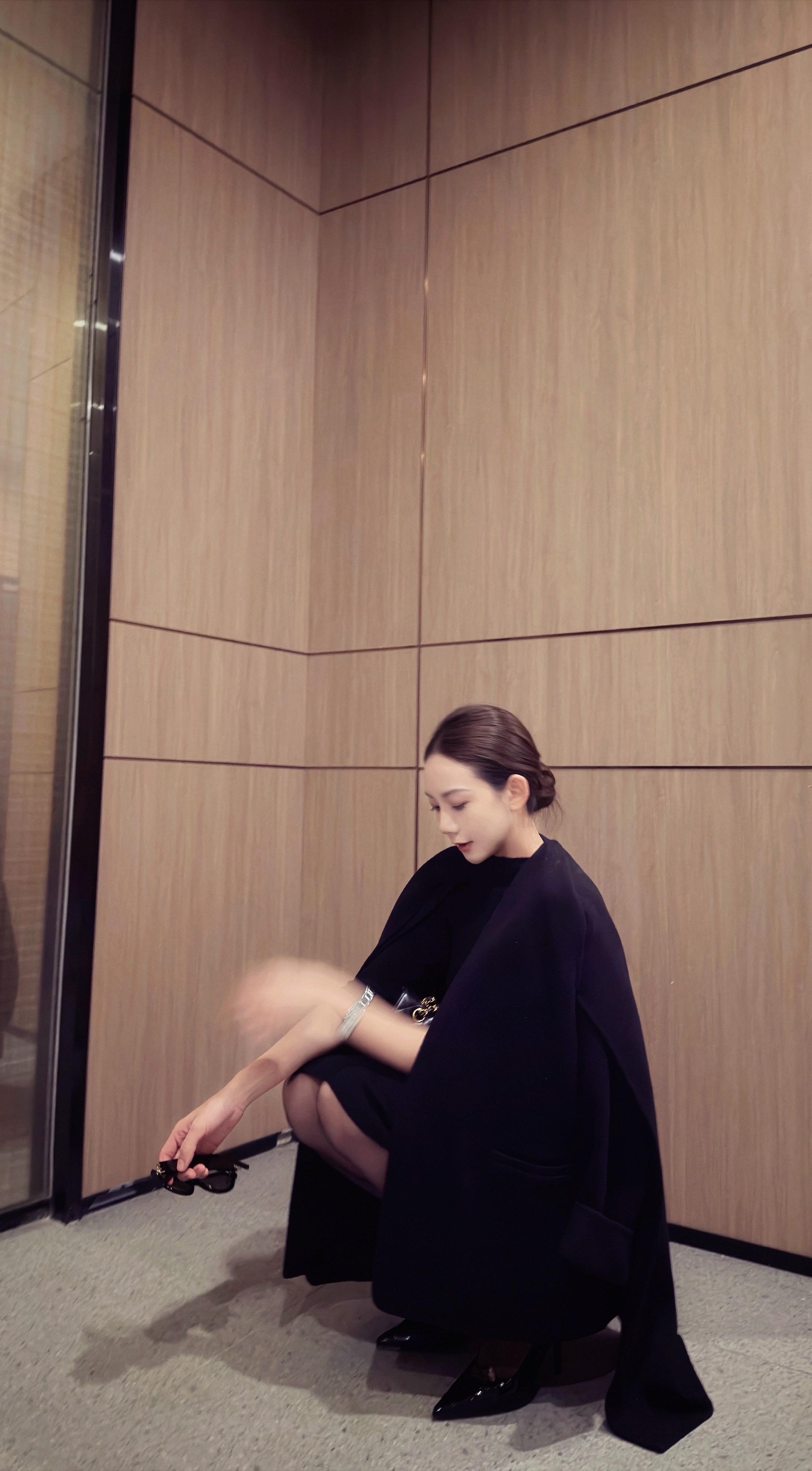 穿成这样的女人怎么会为爱情哭