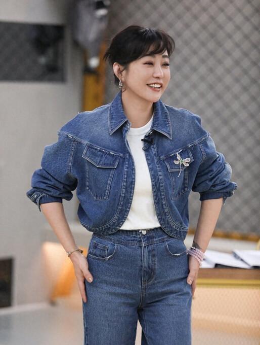 郝蕾爱穿牛仔套装显年轻时髦又显瘦，解析短款外套、高腰裤与白T搭配妙法