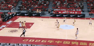 中国男篮大将李弘权真是手感滚烫！在今天中国男篮主场迎战澳大利亚男篮的热身赛中，在