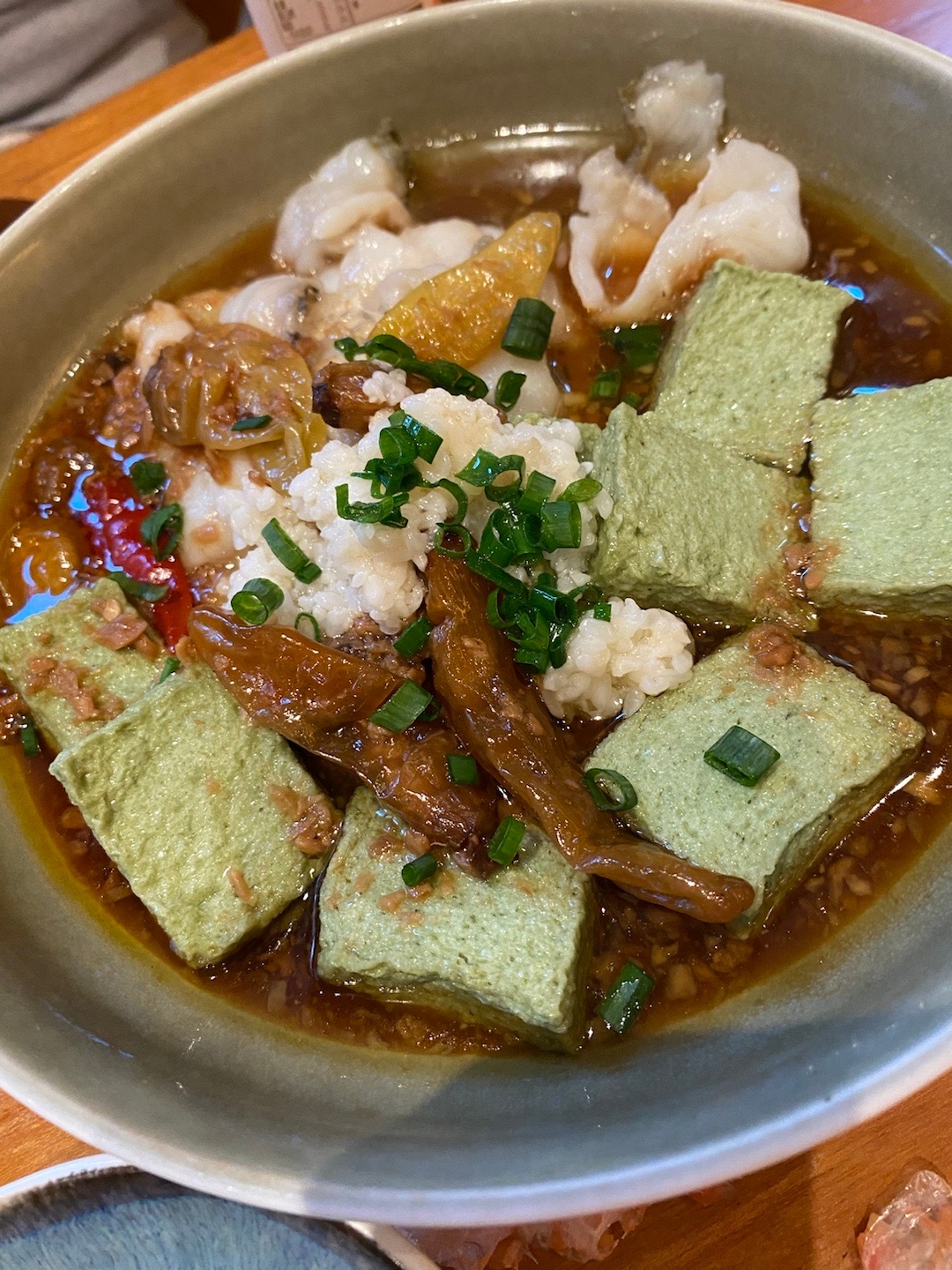 昨天下班和姐们去愚园路吃饭，吃完台州菜，去吃甜品，吃完蛋糕，再去卿家母点一份醉蟹