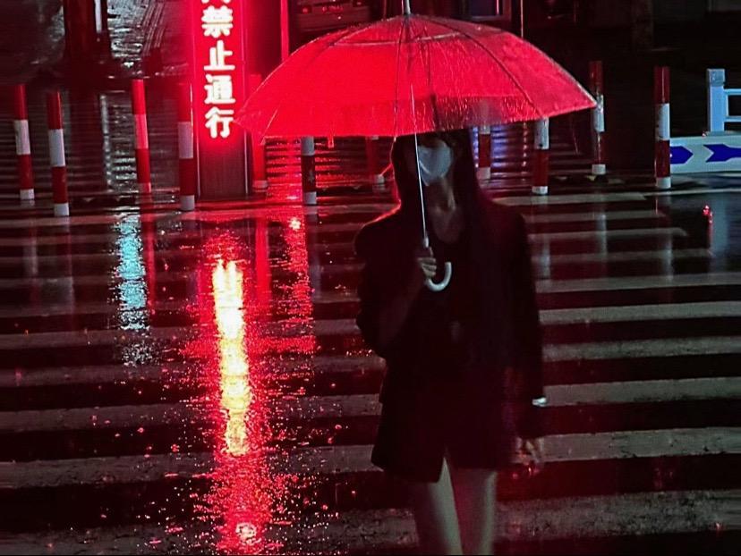 度娘都搜不到的小众文案“女人睡前发的高情商文案”1.“爱自己就是教别人如何爱你”