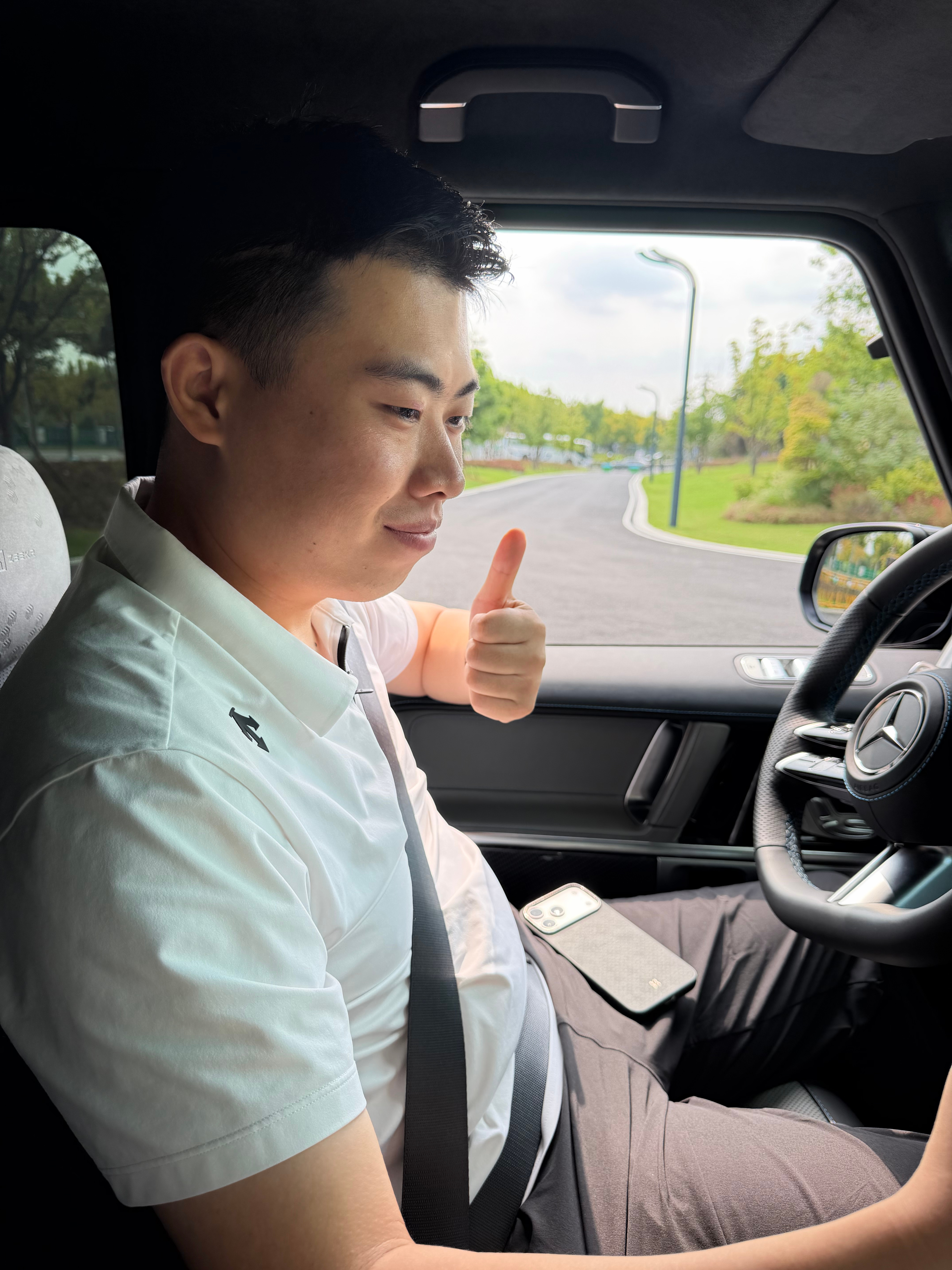 人家改装车展他开个“ 原厂  ”     “越野车”！！！！还问保安为什么不让他