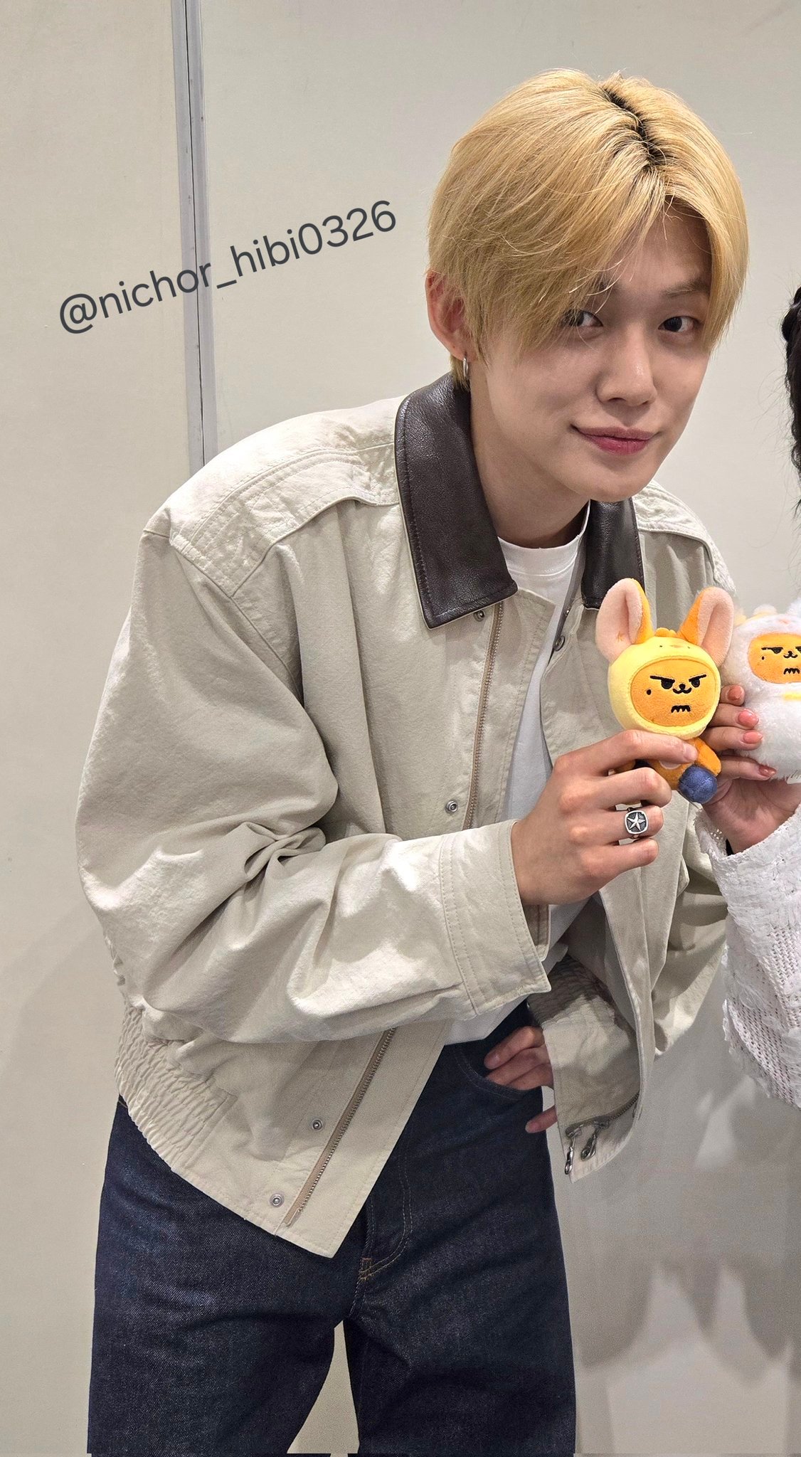 260625 大阪拍手会po主说等待合影的时候🦊在抛来抛去的玩黄春尼 好可爱哈