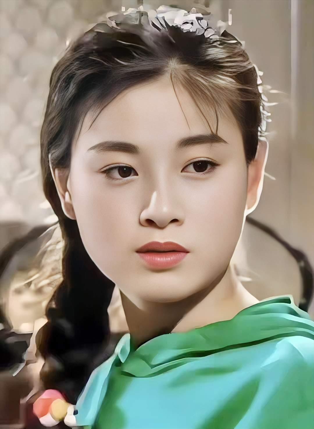 2000年，赵明明刚生完女儿，止痛针的药效还没退，丈夫英宁就把离婚协议递到了她眼
