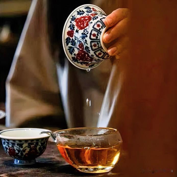 《茶时诗经变体》
取叶于青箬，注汤于素瓷。
盏浅意自远，茶烟袅如时。
厚积功不躁