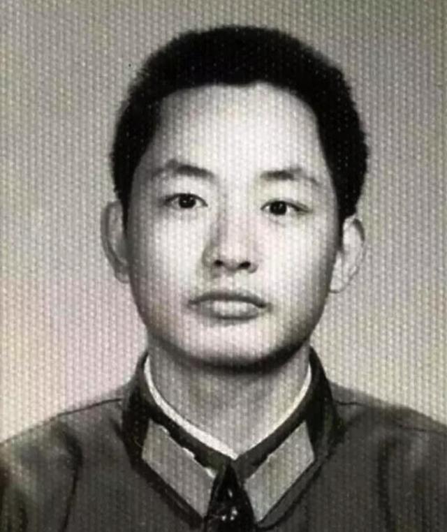 1984年，我军的一名排长在山中巡逻，突然遇到三名解放军战士向他走来，并向他打招
