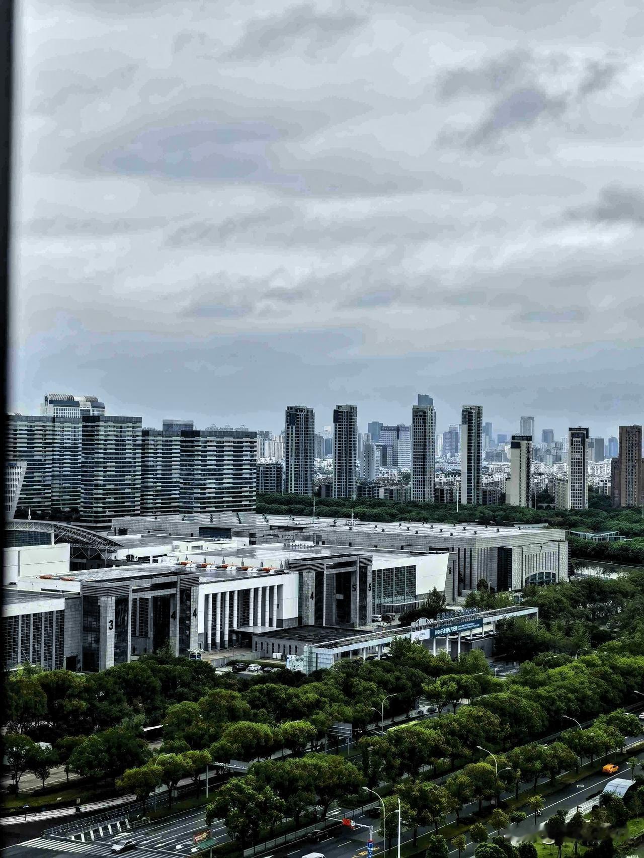 台风白海豚过境，暴雨连续冲刷了城市两天，今日雨歇，天空仍云层低垂，灰蒙蒙的。

