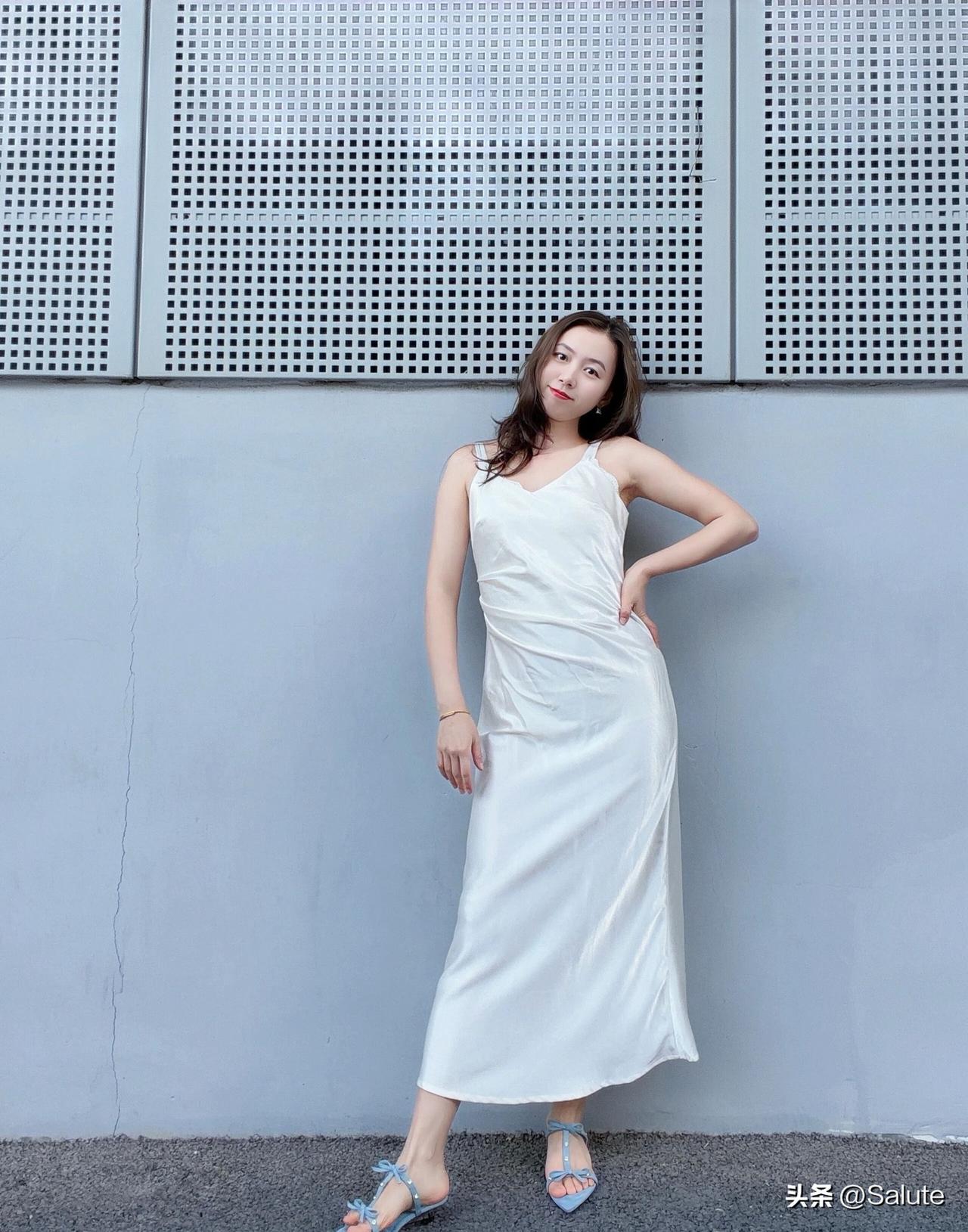 城市天际线，现代建筑与蓝天相映成趣。