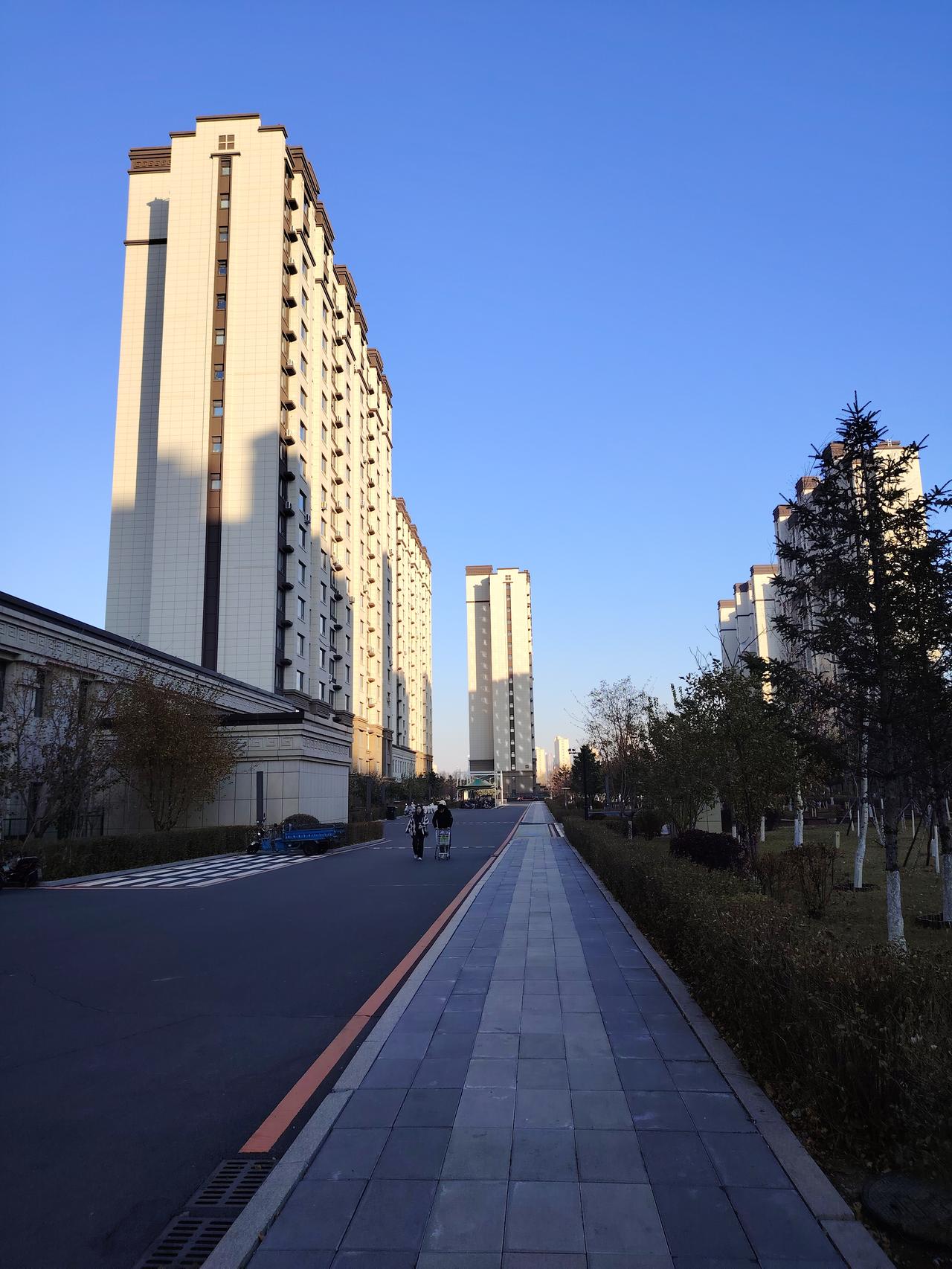 1. 找热点：关注、微博热搜、抖音热榜等，选择热度高且与你领域相关的话题。
​