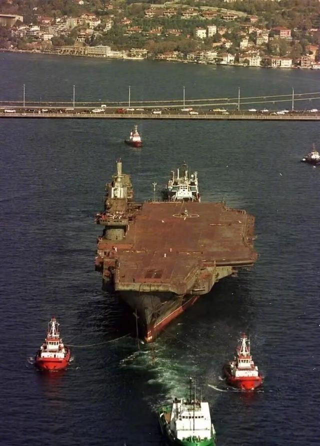 就这么一堆锈迹斑斑的东西，竟然变成了三艘航母！
中国航母起步晚，上世纪90年代末