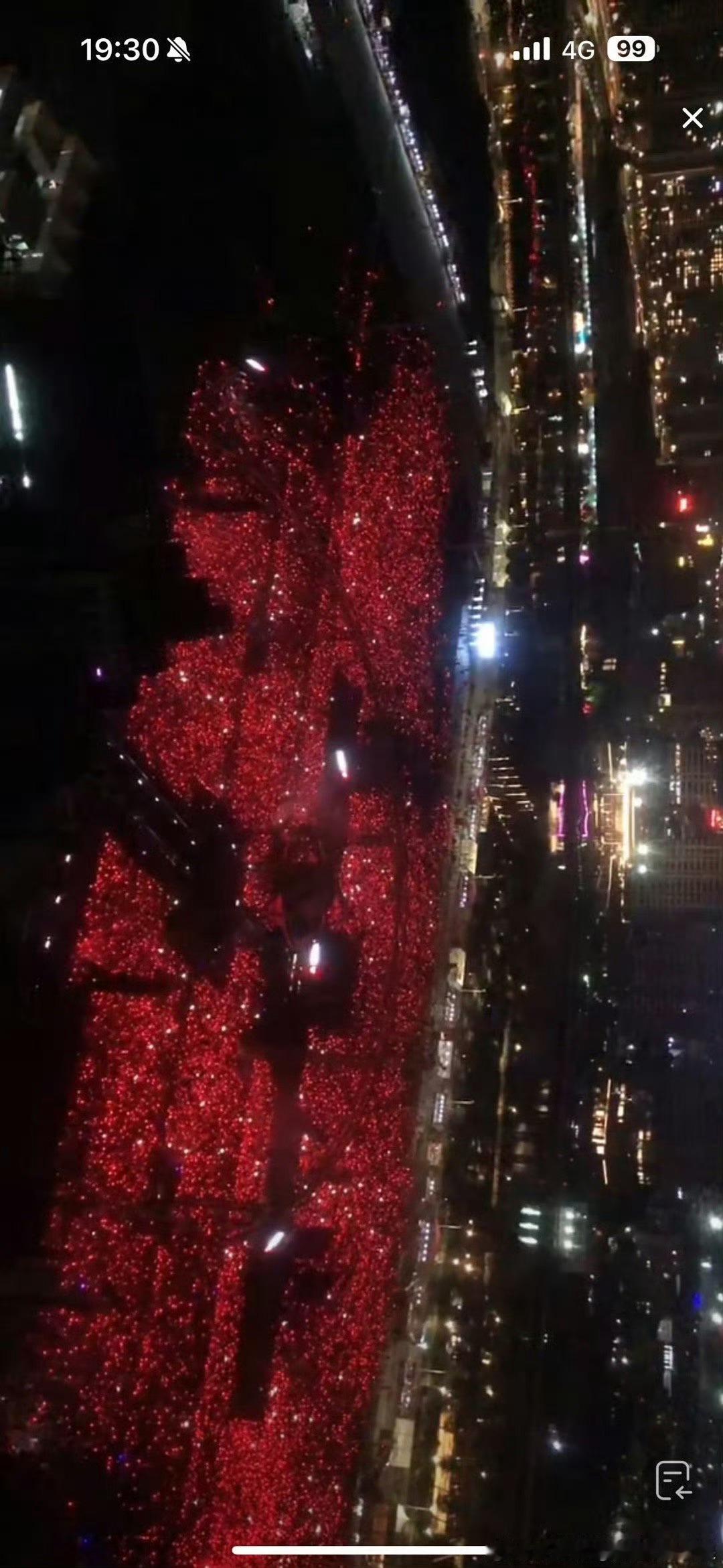 华晨宇演唱会超绝人头数佛山站暴雨中数万观众冒雨合唱《向阳而生》，那人潮与灯光交织