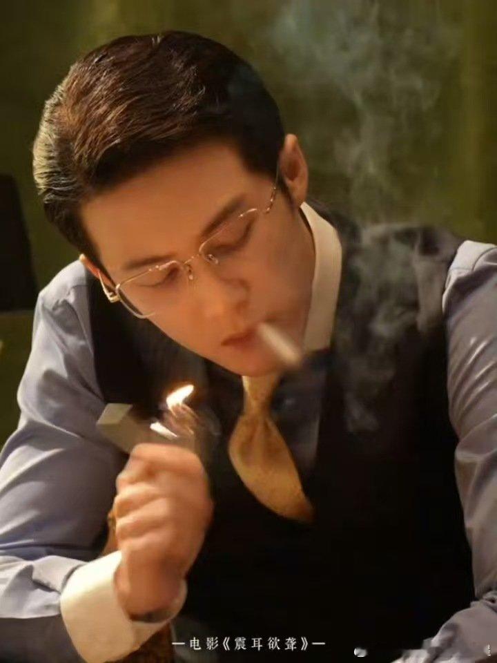 檀健次震耳欲聋预告抽烟镜头 ​​​谁懂檀健次白切黑这个反差感！！！抽烟这个镜头简