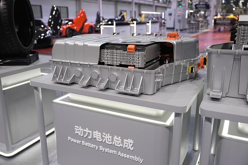 为什么车企开始自建电池厂，根本不是一时脑热的跟风，是被卡怕了之后下的一步大棋。