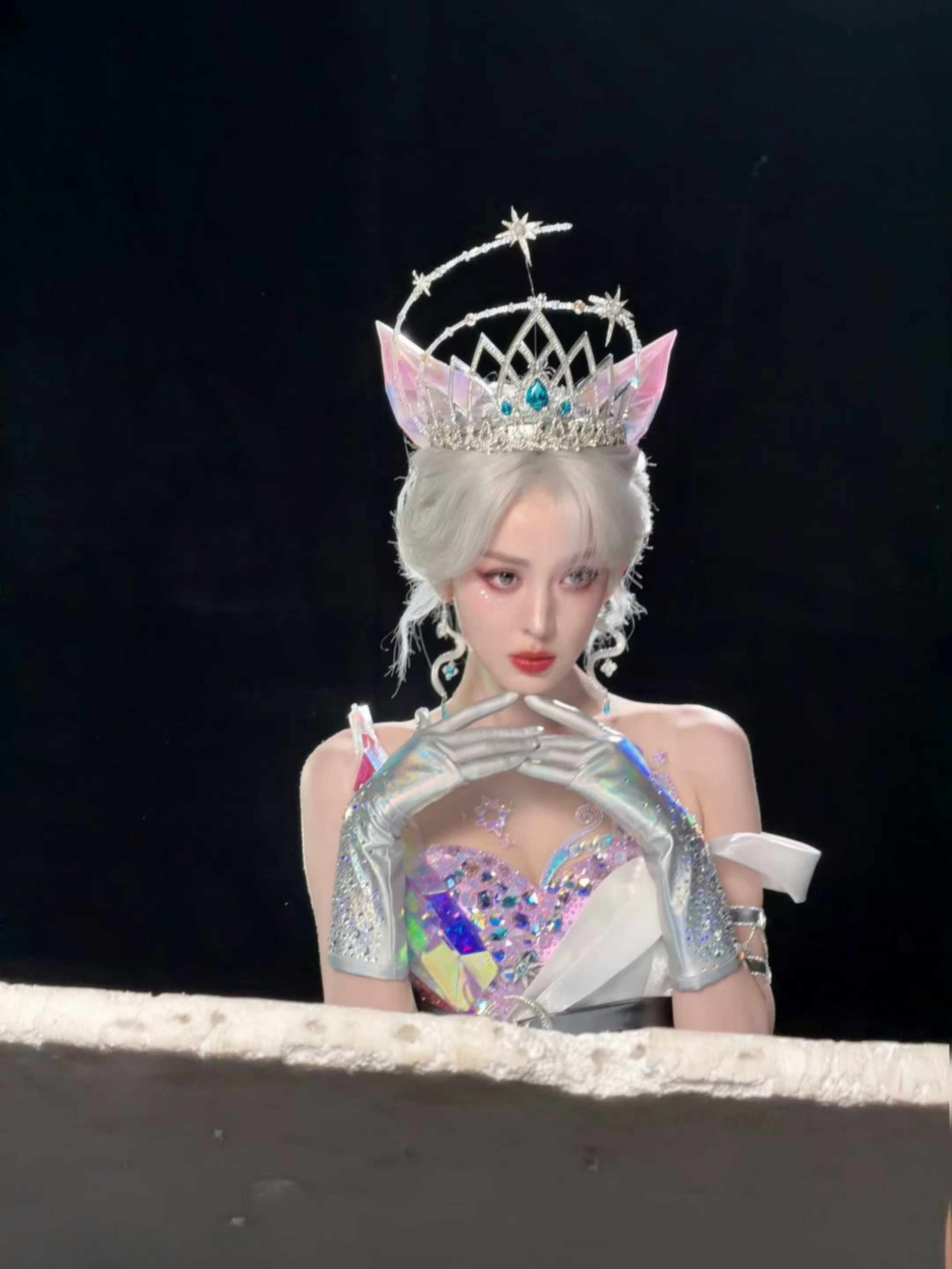 娜扎幻音九尾娜扎天生适配九尾狐造型，清冷自带魅惑，一颦一笑皆是虚幻缥缈的狐系氛围