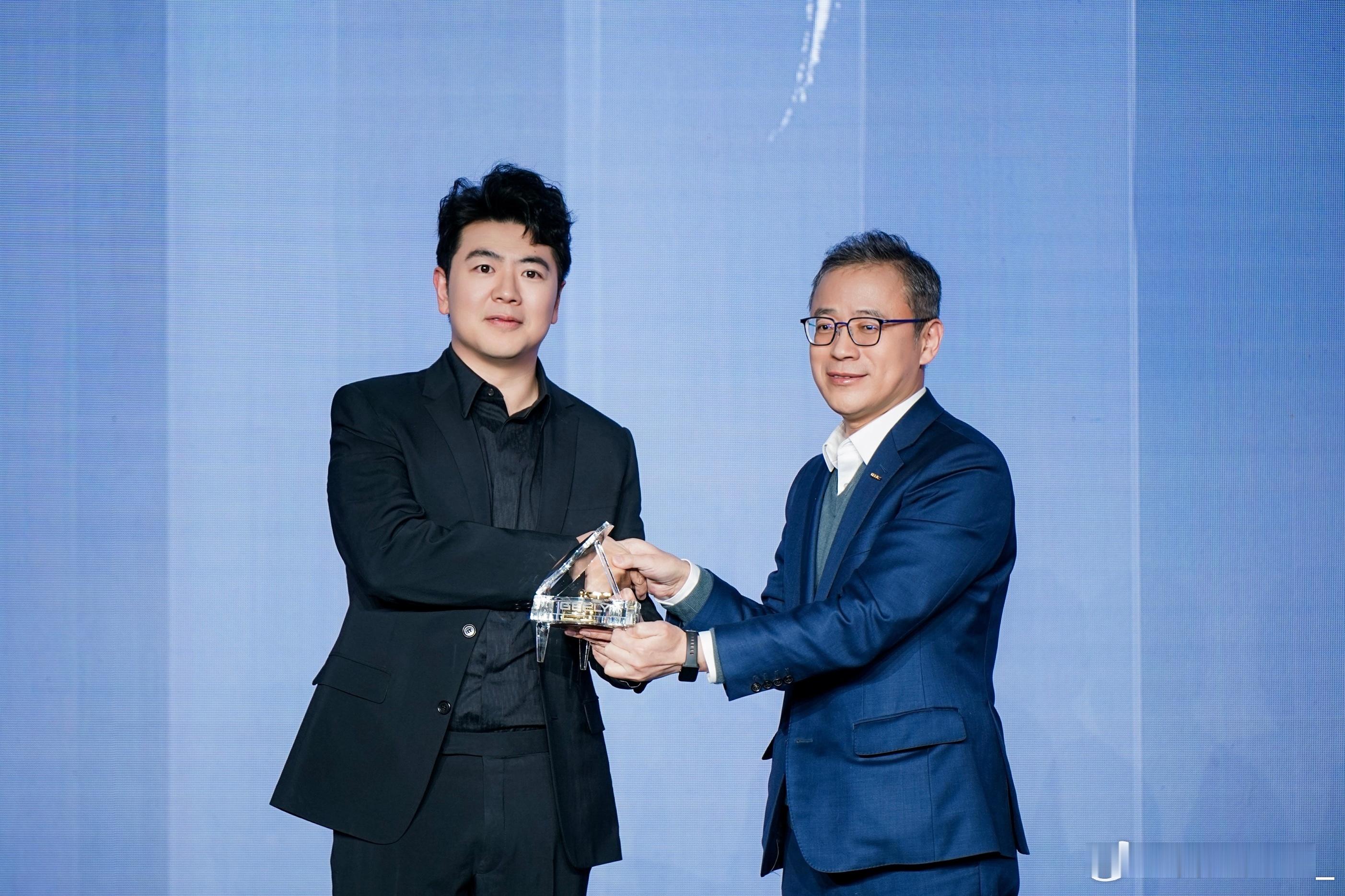 吉利控股集团全球品牌形象大使郎朗将在米兰冬奥会开幕式上为世界观众献上演出。他的琴